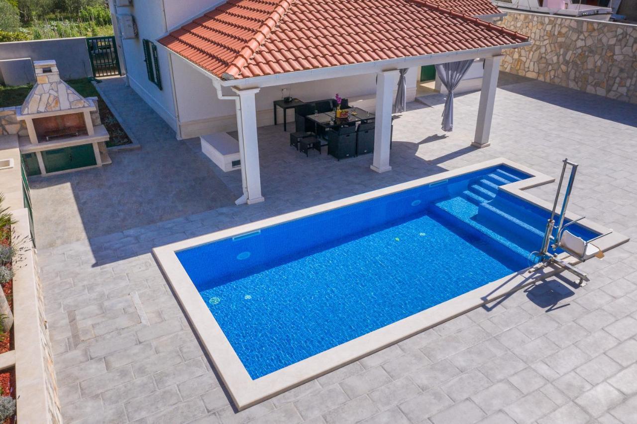 Larum Villa *