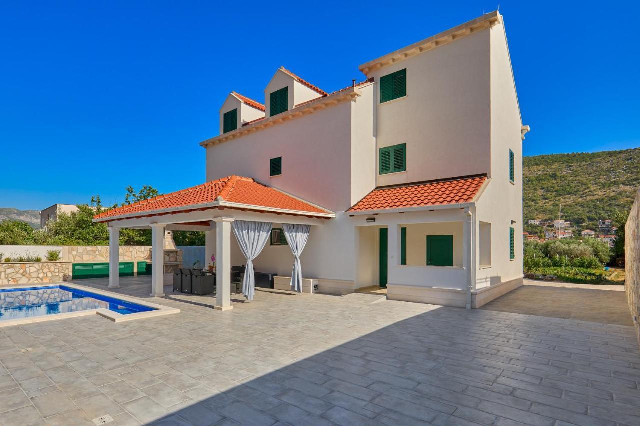 Larum Villa *